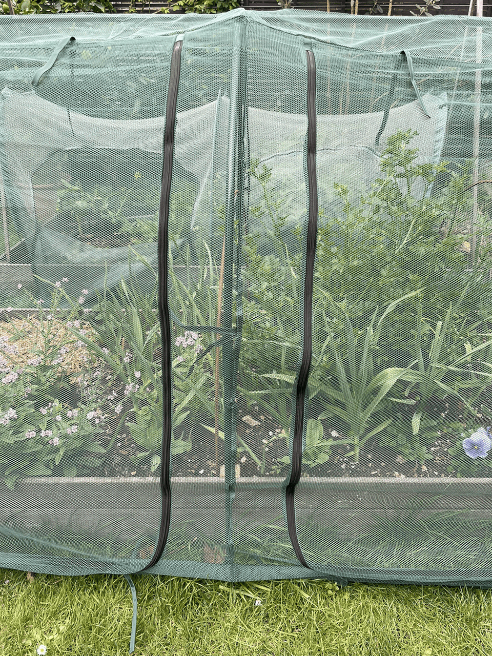 Bugg dual-sided net tunnel measuring 2.5m x 1.25m x 1.25m, designed for outdoor pest protection and garden use