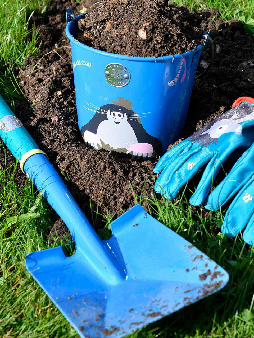 Get Me Gardening Digging Spade by Burgon and Ball, showing a sturdy metal spade with a wooden handle for gardening tasks.