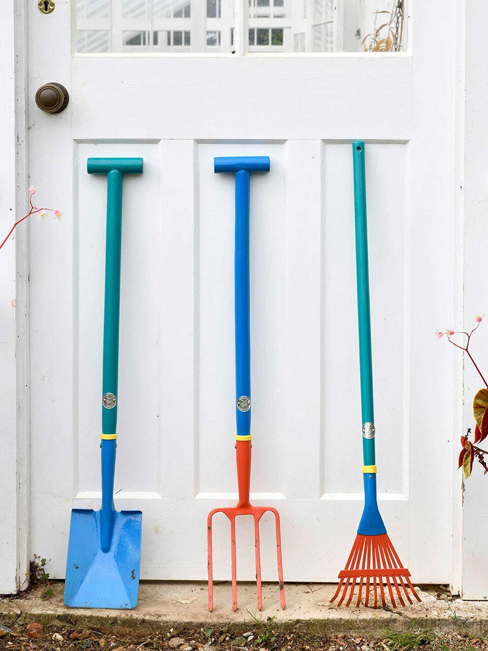 Burgon and Ball Get Me Gardening Digging Spade with wooden handle and steel blade for gardening and planting tasks.
