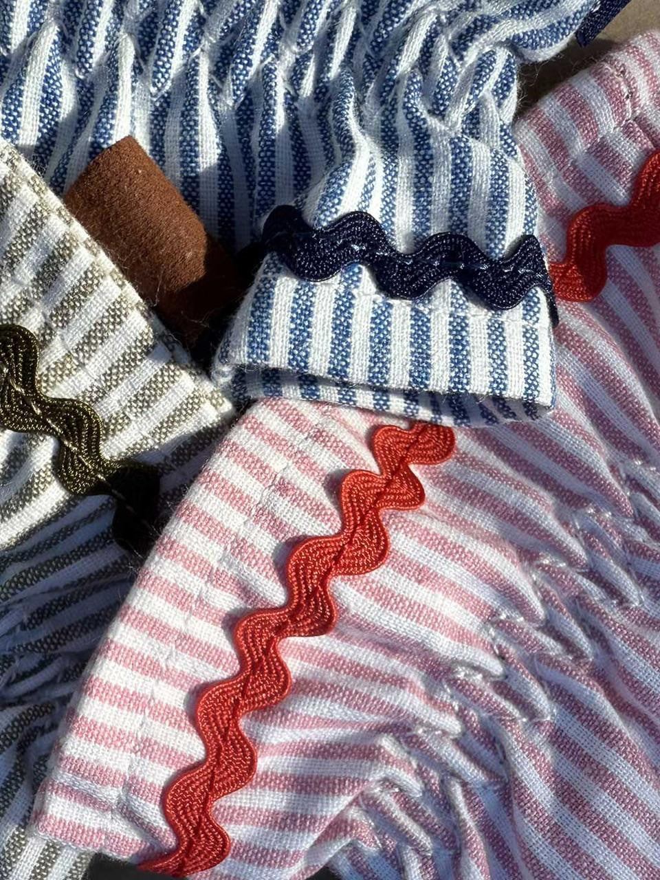 Burgon & Ball collector gardening gloves in blush stripe design, featuring durable fabric and stylish floral pattern for gardening.