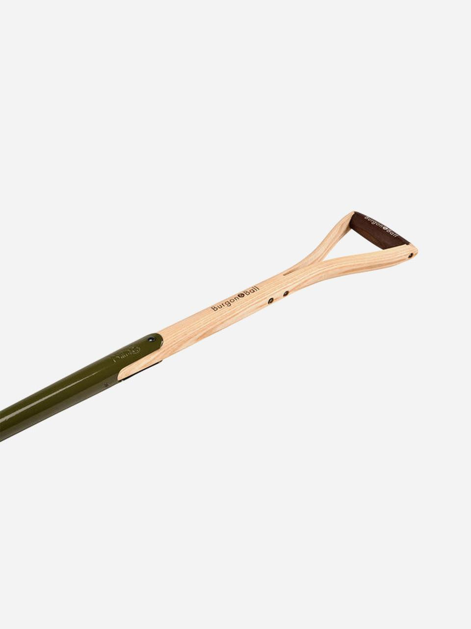 Burgon & Ball Boron Green digging fork with sturdy metal tines and wooden handle, ideal for gardening and soil work.