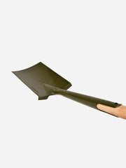Burgon & Ball Boron Green digging spade with wooden handle and sharp metal blade for gardening and planting tasks