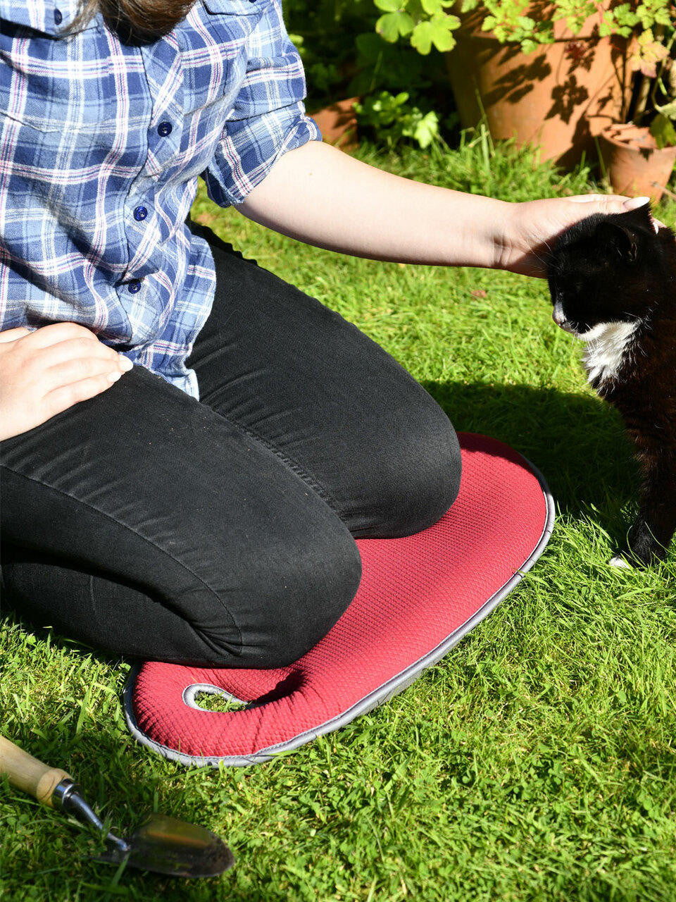 Burgon & Ball Kneelo Kneeler with cushioned padding to protect knees during garden tasks — Bugg