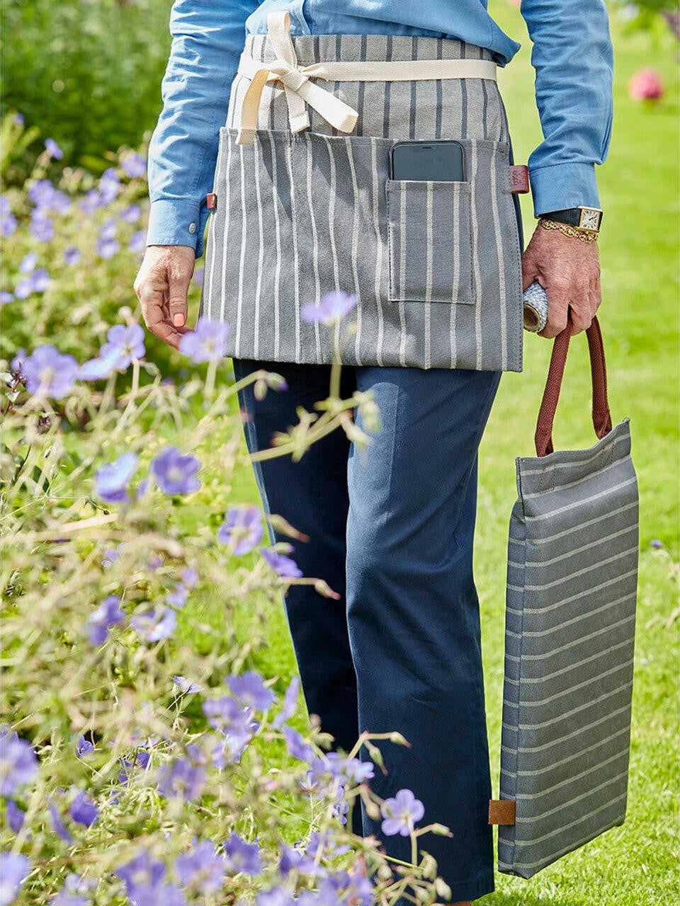 Navy Sophie Conran waist apron by Burgon & Ball with adjustable neck strap and multiple front pockets for kitchen or gardening use.