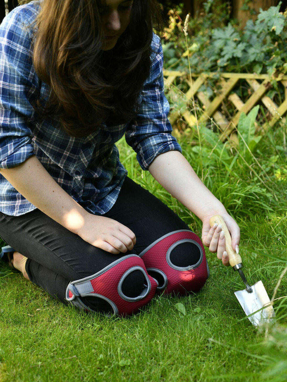 Burgon & Ball Kneelo Knee Pads for comfortable, protected kneeling during gardening tasks — Bugg