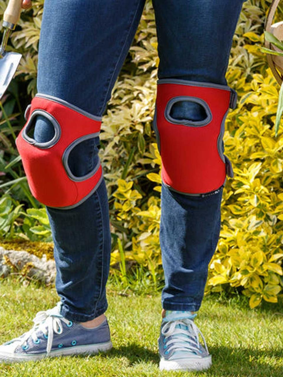 Burgon & Ball Kneelo Knee Pads with adjustable straps and padded cushion for outdoor work — Bugg