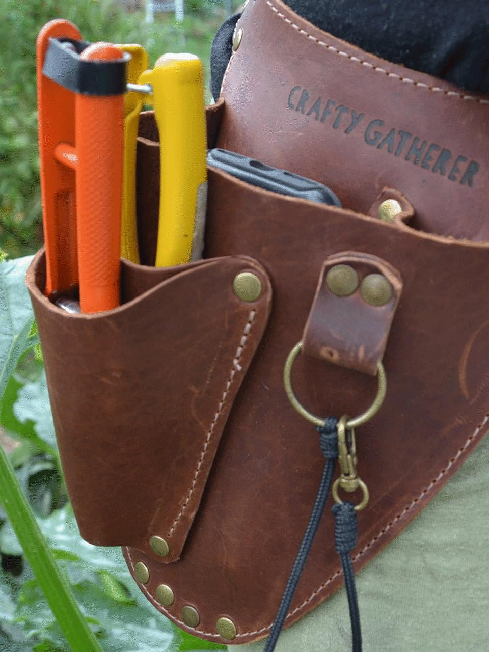 Crafty Gatherer garden belt in size 1 for right-handed use, featuring multiple pouches and durable construction for gardening tasks.