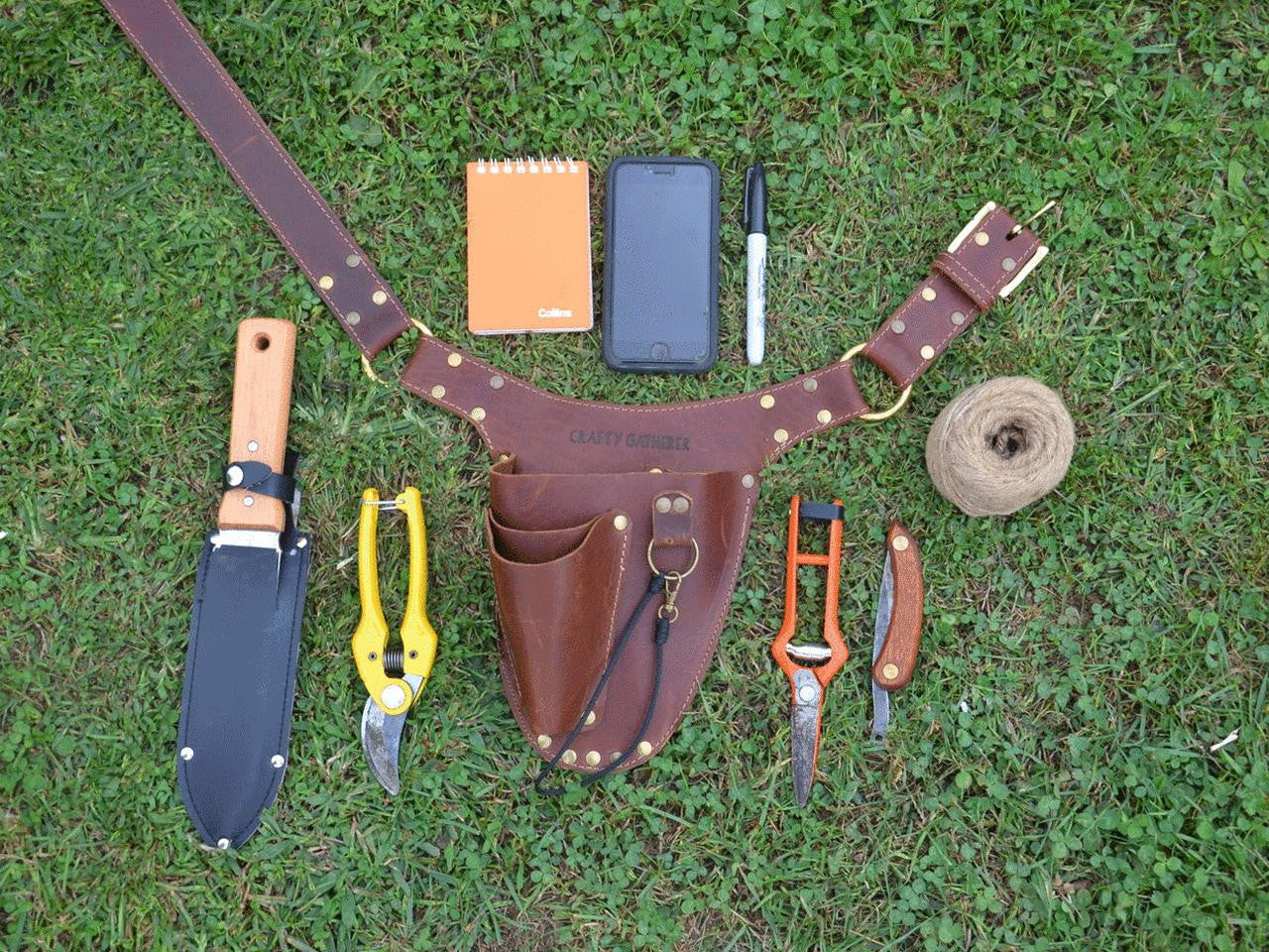 Crafty Gatherer garden belt in size 1 for right-handed use, featuring durable straps and tool holders for gardening tasks.