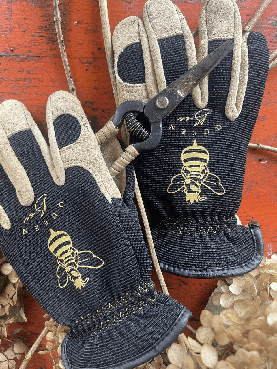 Garden Keepers Queen Bee Gloves, small size, durable gardening gloves with bee motif, ideal for outdoor gardening and protection.