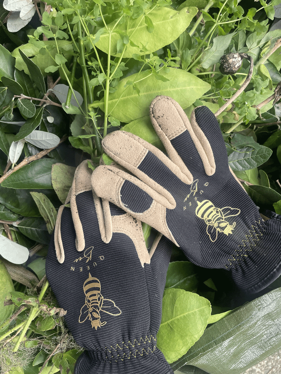 Garden Keepers Queen Bee Gloves, small size, durable gardening gloves with bee-inspired design and reinforced fingertips.