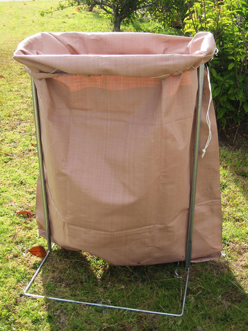 Gubba garden cleanup bag with tie and stand for yard waste collection, featuring sturdy construction and convenient design.