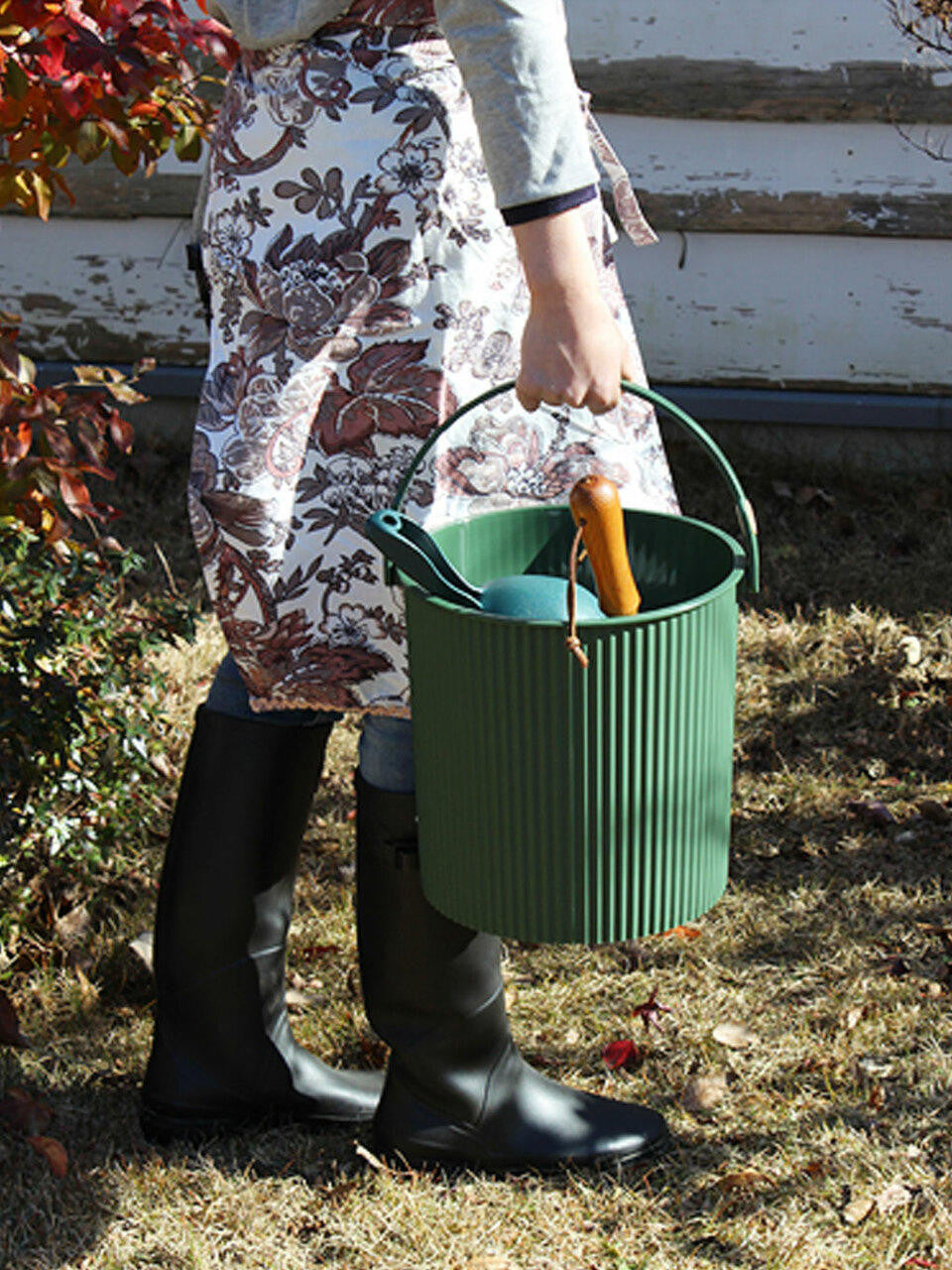 Green Omnioutil Super Bucket by Hachiman in small size, 4-liter capacity with sturdy handle and durable plastic construction.