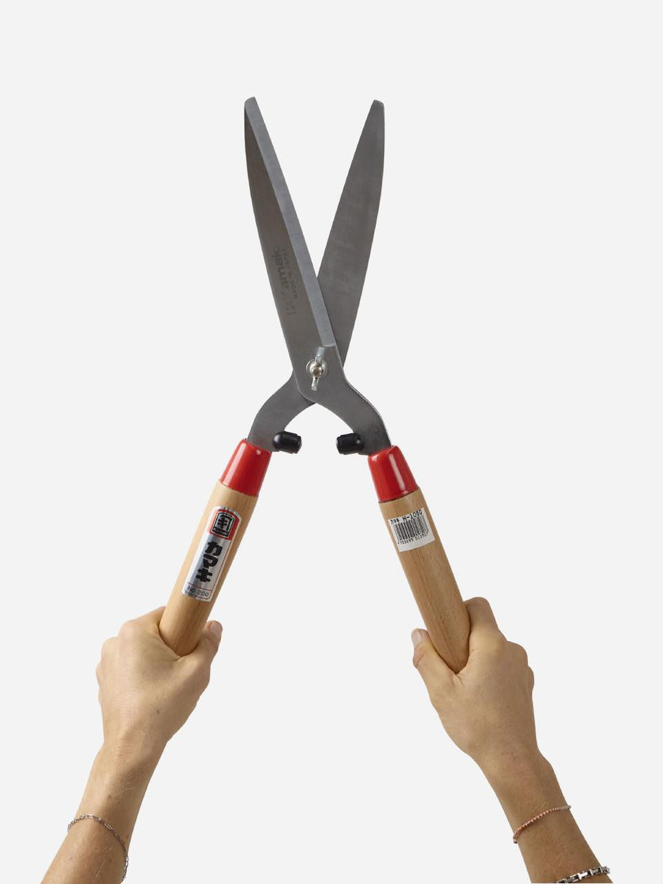 Kamaki Hedge Shears 1050 with sharp blades and ergonomic handles, ideal for trimming and shaping garden hedges.