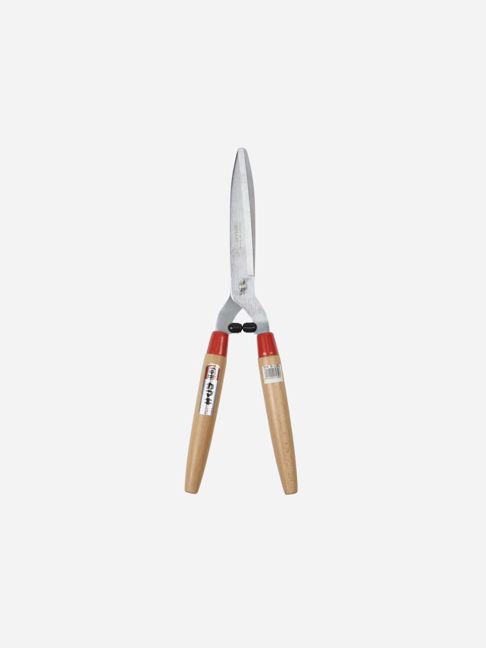 Kamaki Hedge Shears 1050 with sharp blades for precise trimming of hedges and shrubs in garden landscaping.