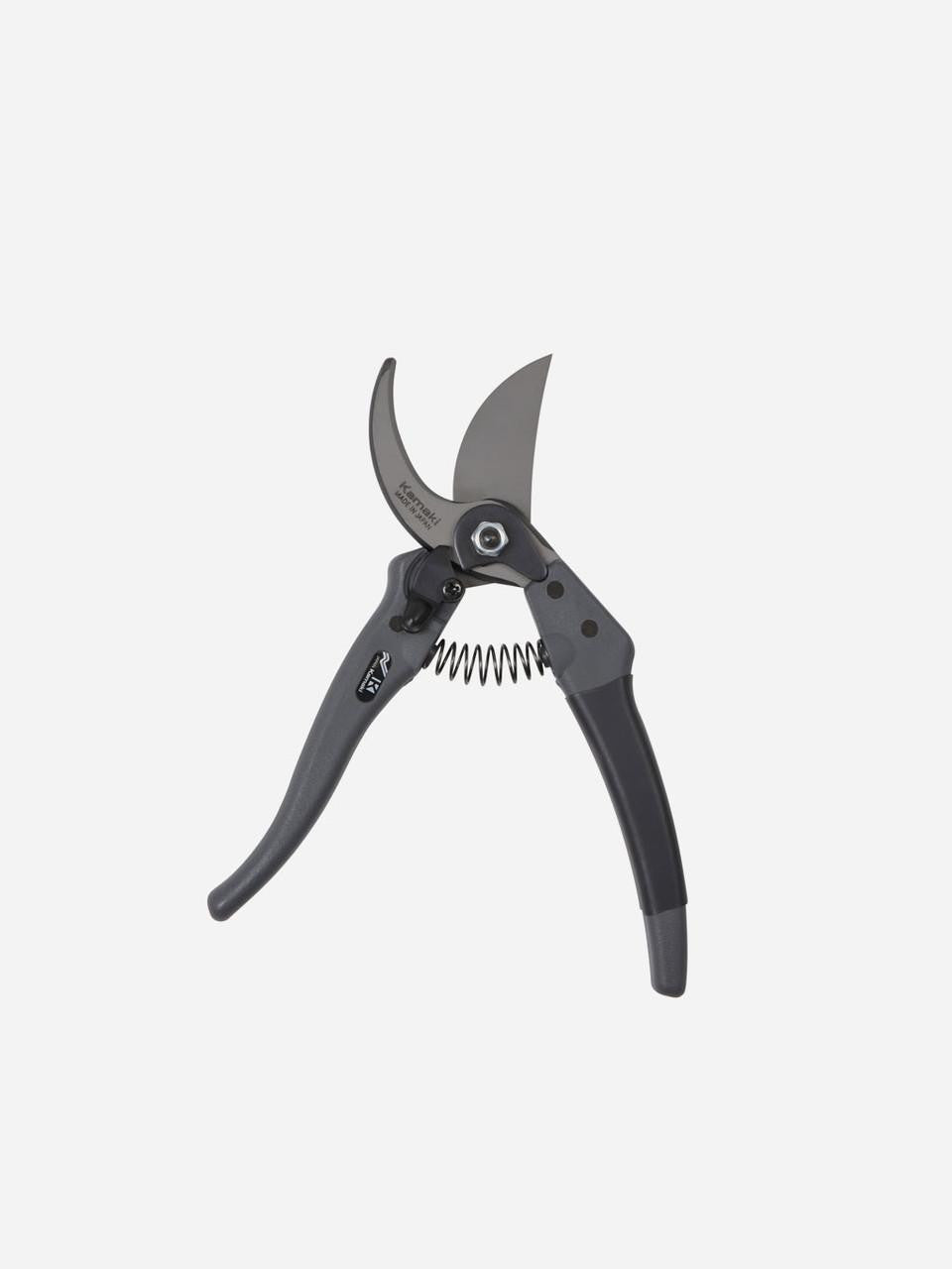 Kamaki Karmen Pruning Shear 882 with ergonomic handle and sharp blades for precise garden pruning.