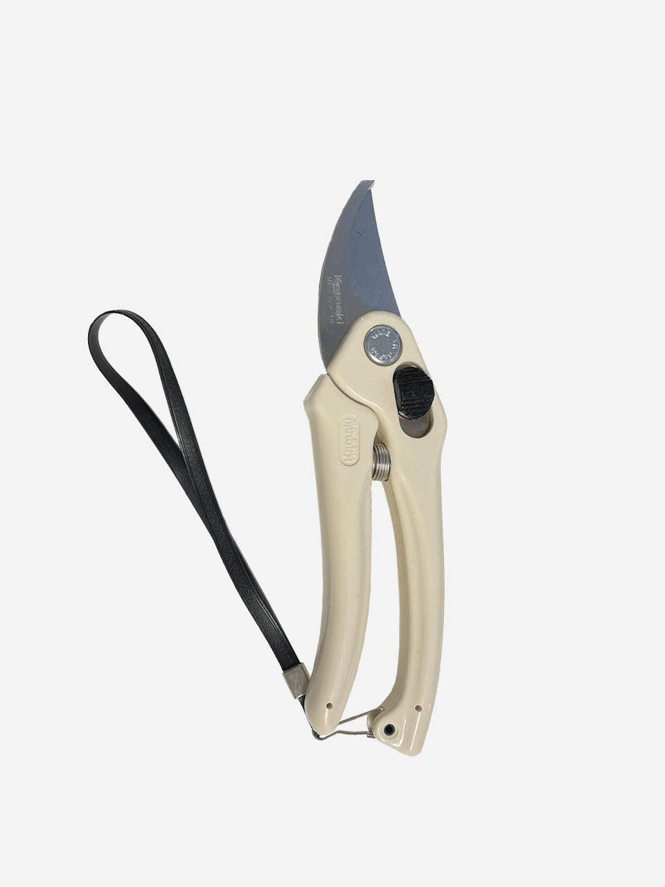 Kamaki Pruner P900H with ergonomic handle and sharp blades for precise garden pruning, shown in a close-up image.