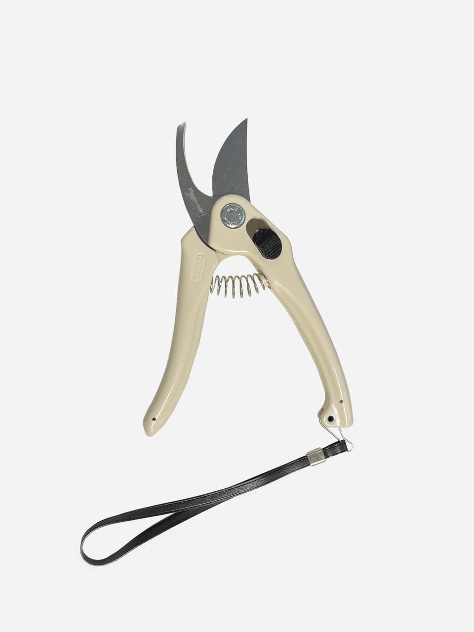 Kamaki Pruner P900H with ergonomic handle and sharp blades for precise gardening and pruning tasks.