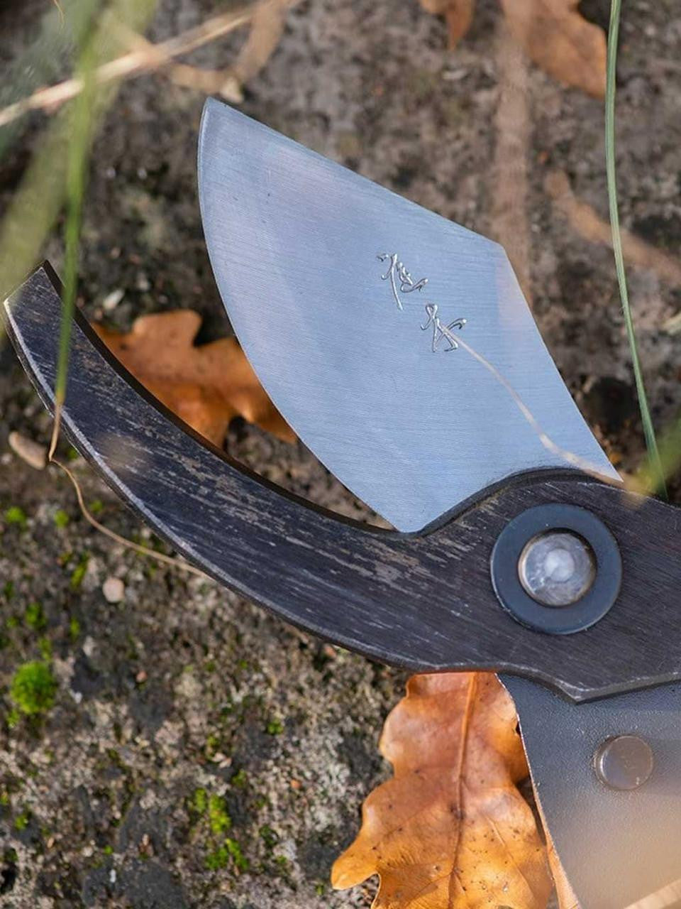 Kanenori Japanese Garden Loppers with ergonomic handles and sharp blades for pruning and trimming plants outdoors