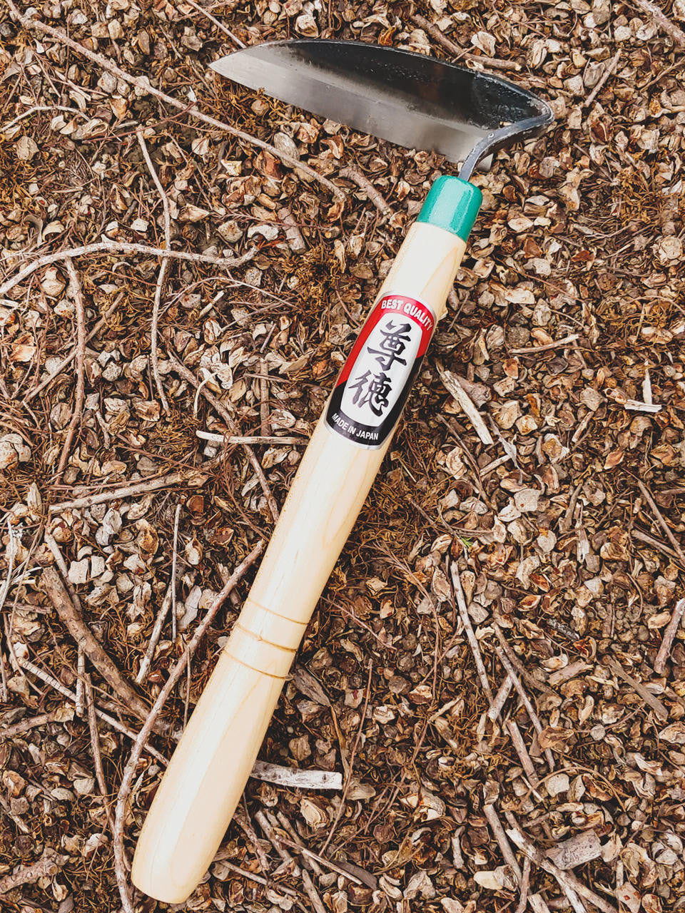 Maruyoshi garden hoe for right-handed use, featuring a sturdy handle and sharp blade for gardening and soil cultivation.