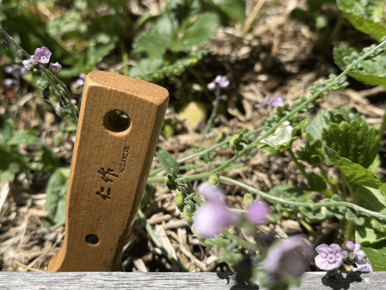 Nisaku Hori Hori Weeder 110mm gardening tool with stainless steel blade and ergonomic handle for planting and weeding.