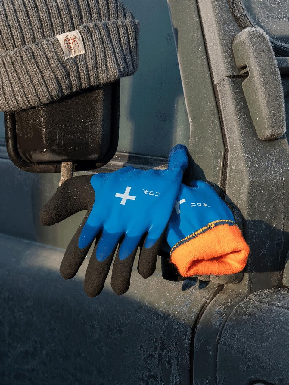 Niwaki extra-large winter gardening gloves made of durable material, suitable for cold weather gardening tasks.