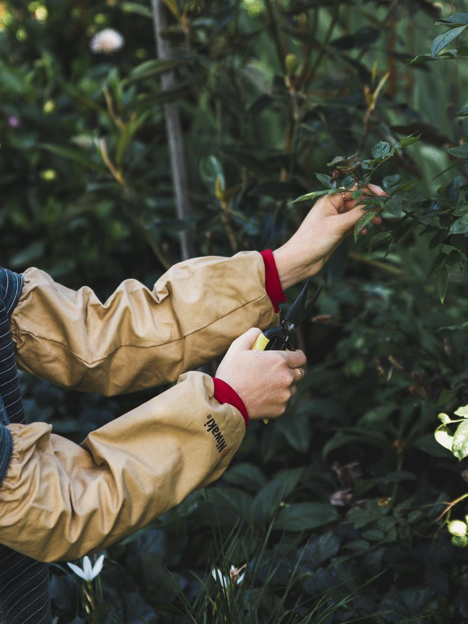 Niwaki arm covers in natural fabric, lightweight protective sleeves for gardening or outdoor work, shown on a plain background.