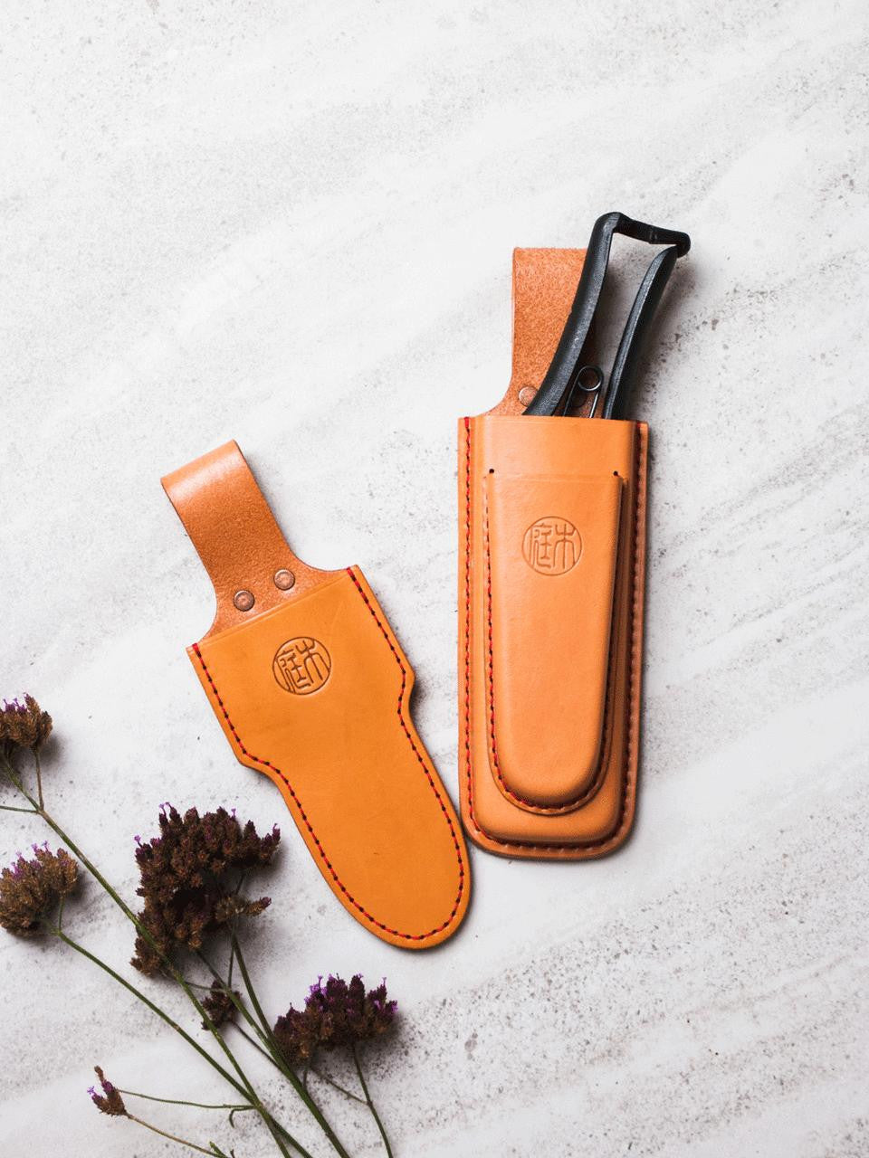 Niwaki double holster for gardening tools, made of durable leather with two compartments for easy tool organization.