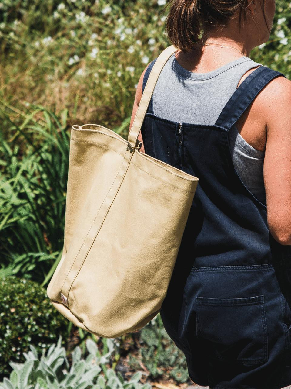 Niwaki Kantan Bag with black fabric and adjustable strap, designed for gardening or outdoor use.