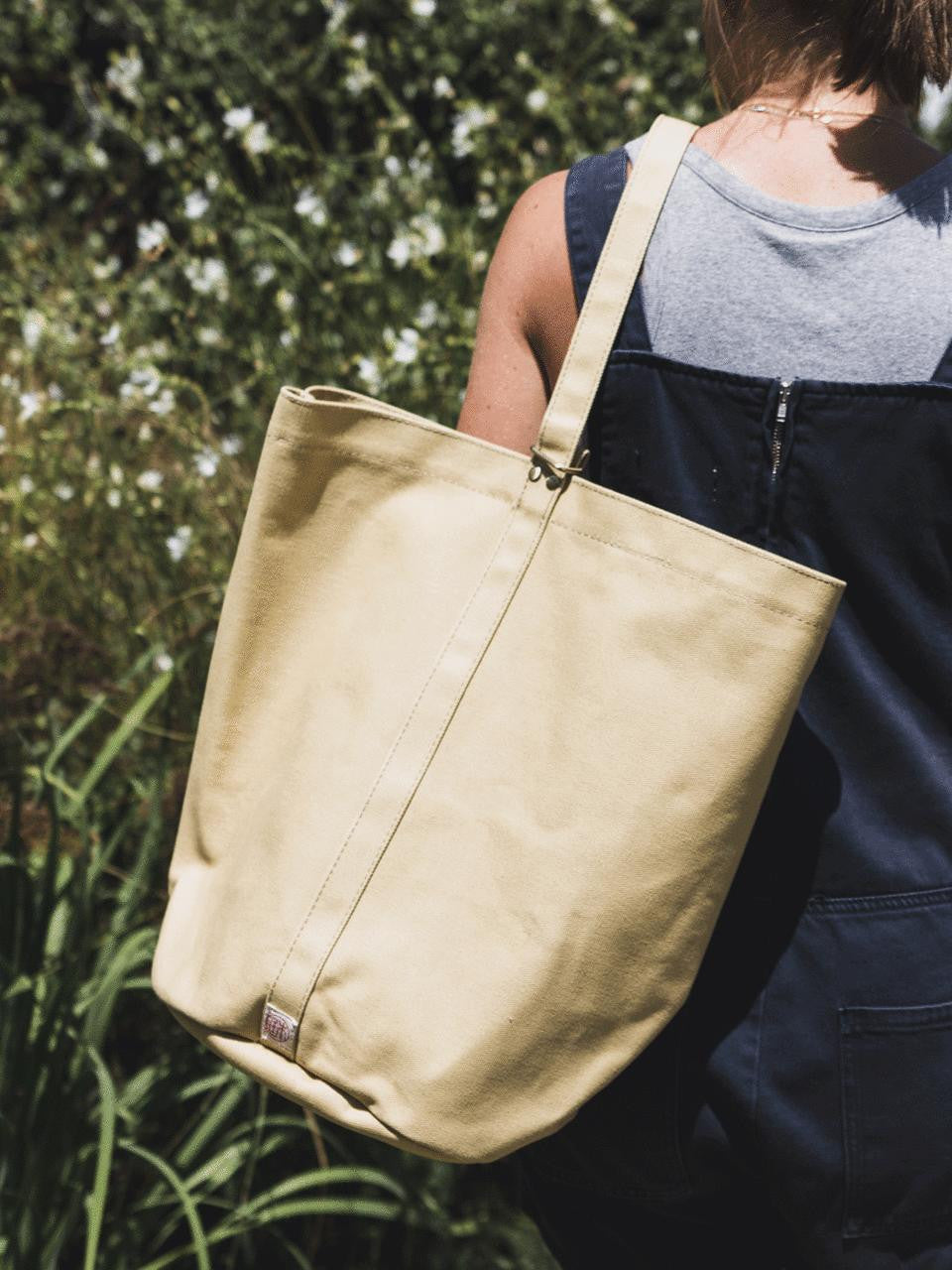 Niwaki Kantan Bag made of durable fabric with handles, designed for gardening or outdoor use.