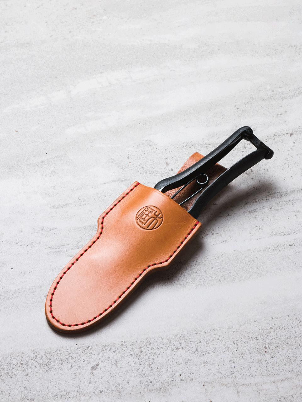 Niwaki single holster for gardening tools, black leather with belt loop, designed for easy tool access and secure storage.