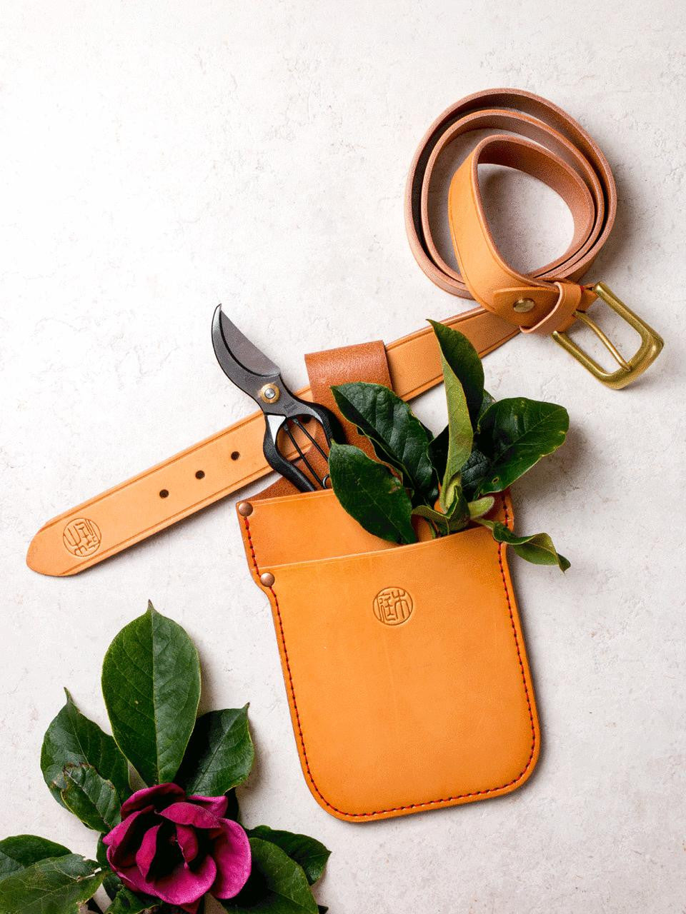Niwaki Zenbu Pouch made of durable fabric, featuring a sleek design with zipper closure and compact size for everyday use.
