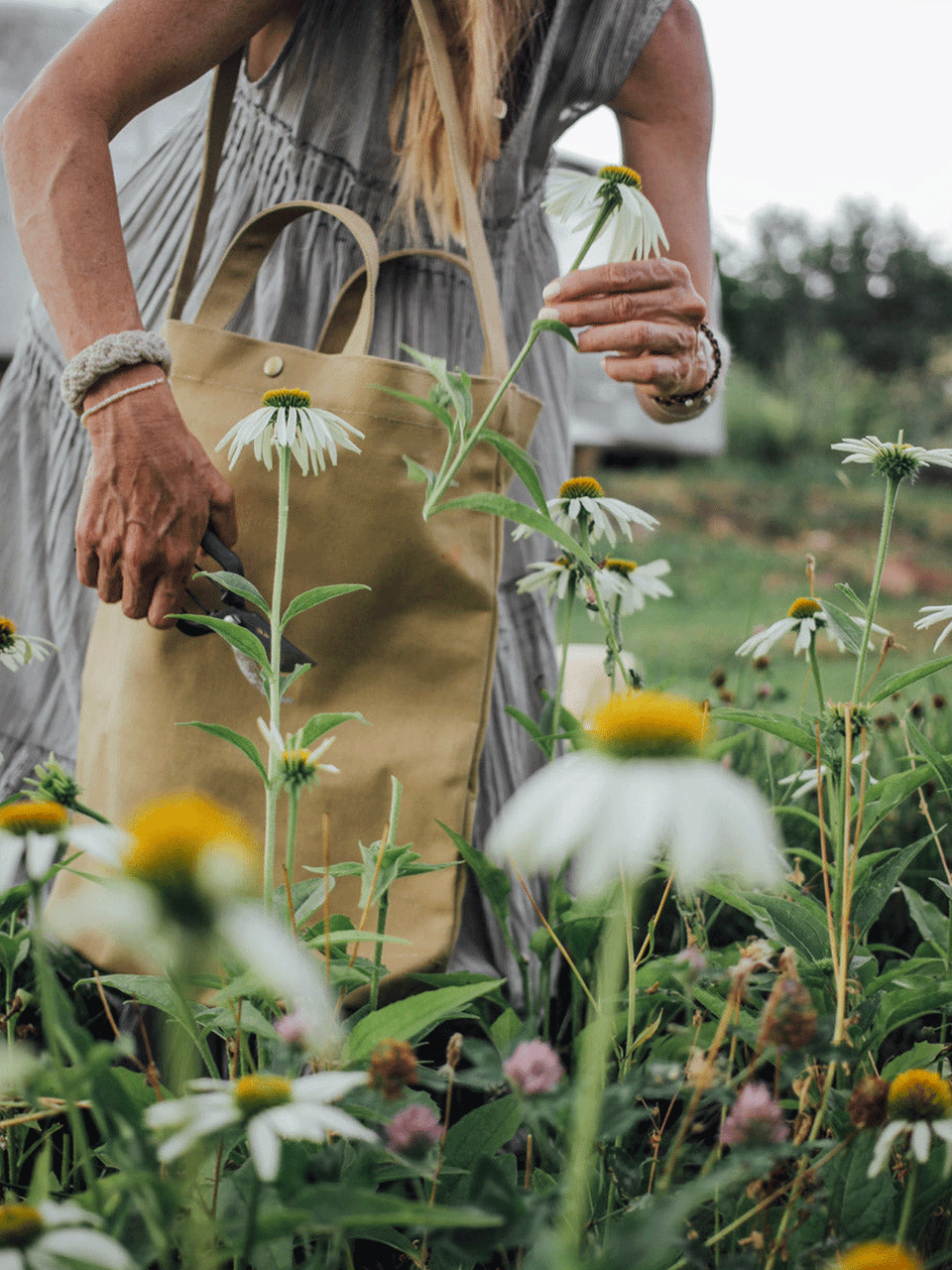 Niwaki Kantan Bag with black fabric and adjustable straps, designed for gardening and outdoor use.