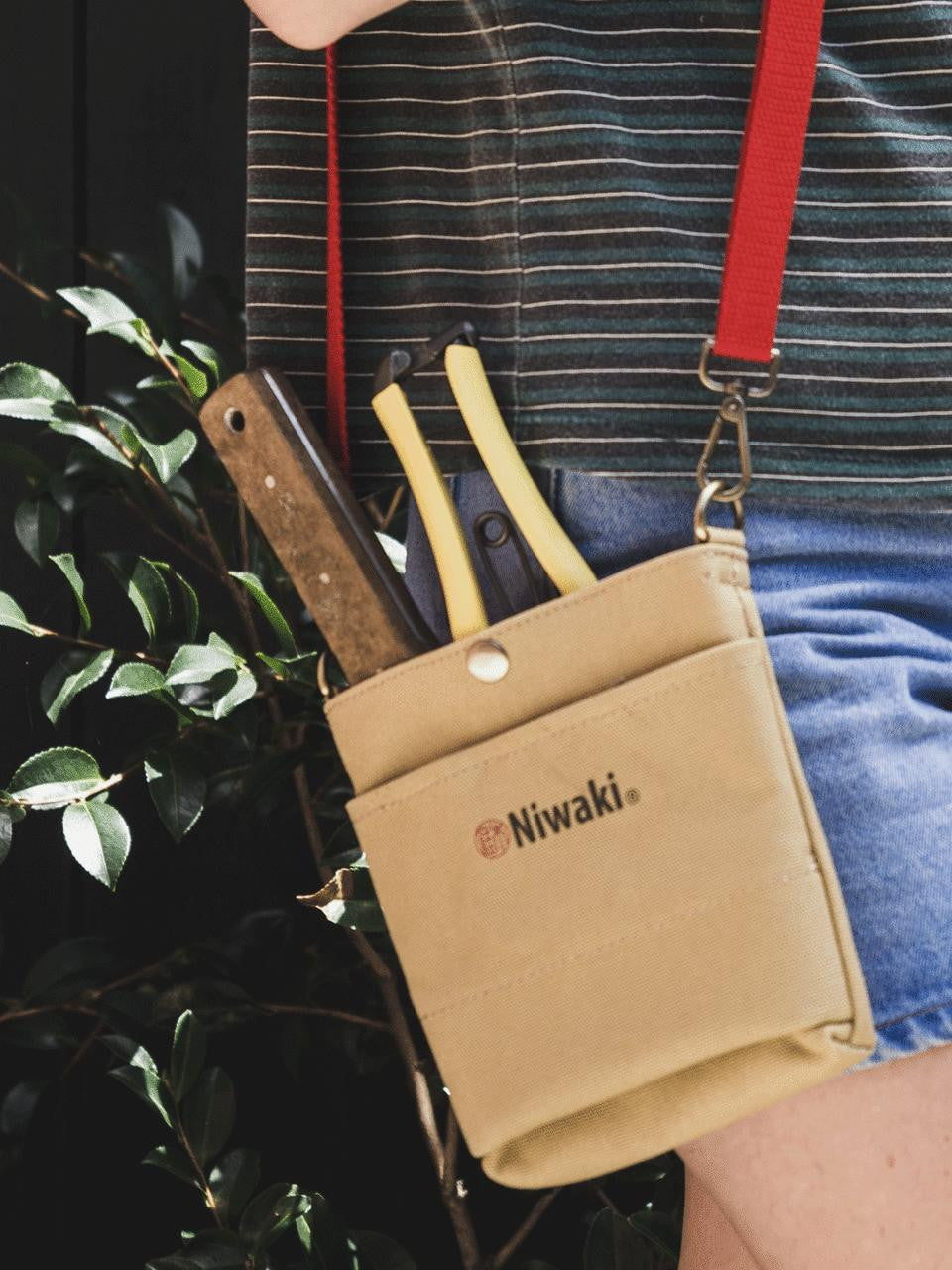 Niwaki pouch made of durable fabric with a zipper closure, ideal for organizing small gardening tools or accessories.