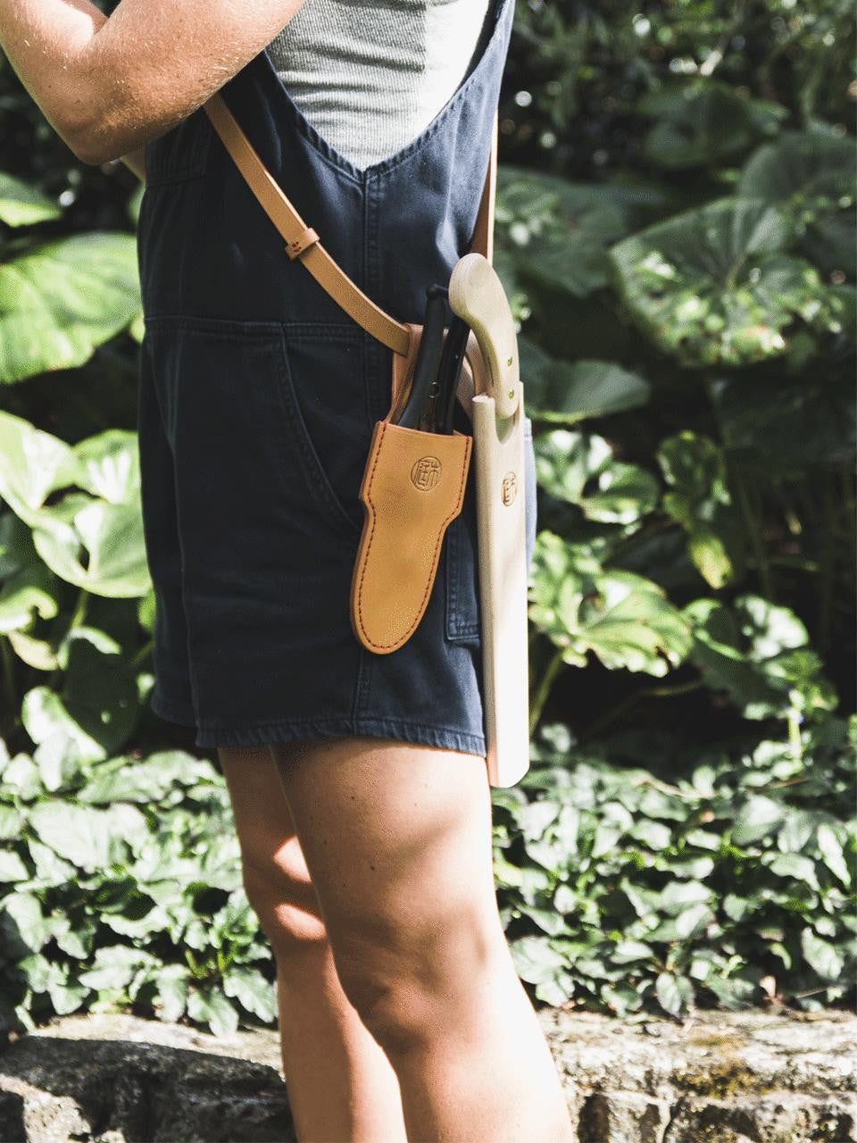 Niwaki single holster for gardening tools, made of durable leather with secure strap for easy tool access and storage.