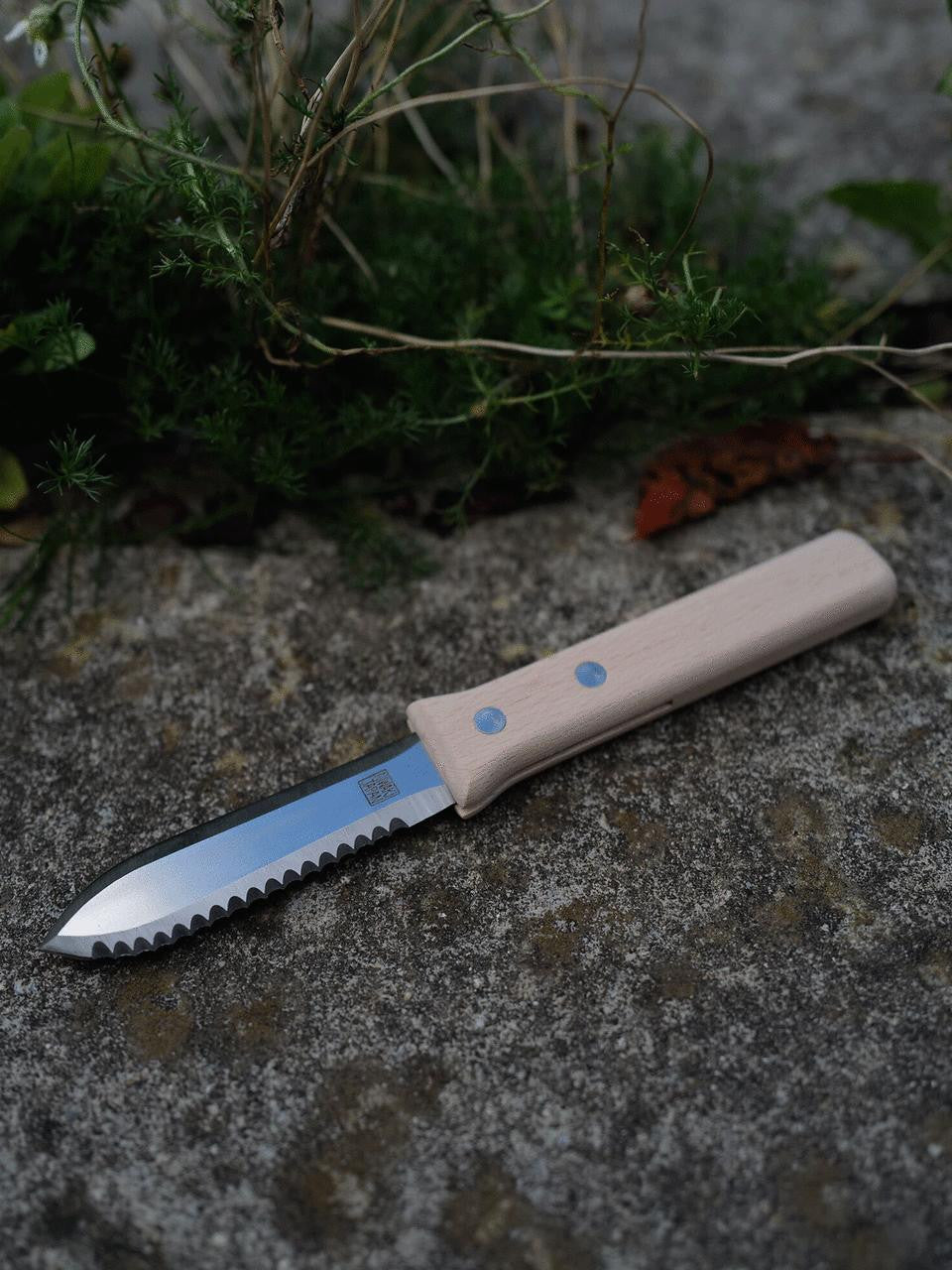 Niwaki S-Type Hori Hori Weeder in small and standard sizes, featuring a sharp blade and ergonomic handle for gardening and soil digging.