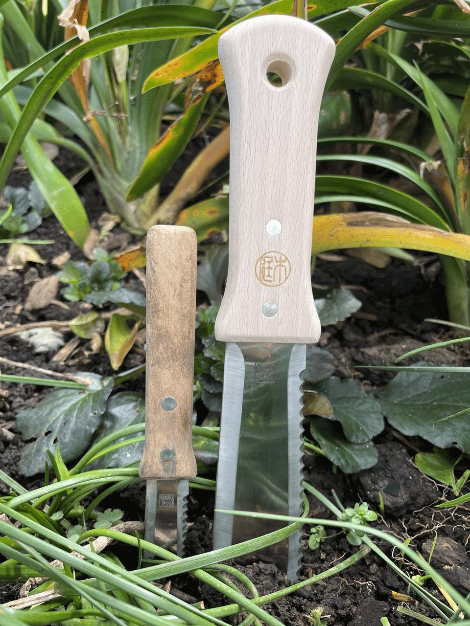 Niwaki S-Type Hori Hori Weeder in small and standard sizes, featuring a sharp blade and ergonomic handle for gardening tasks