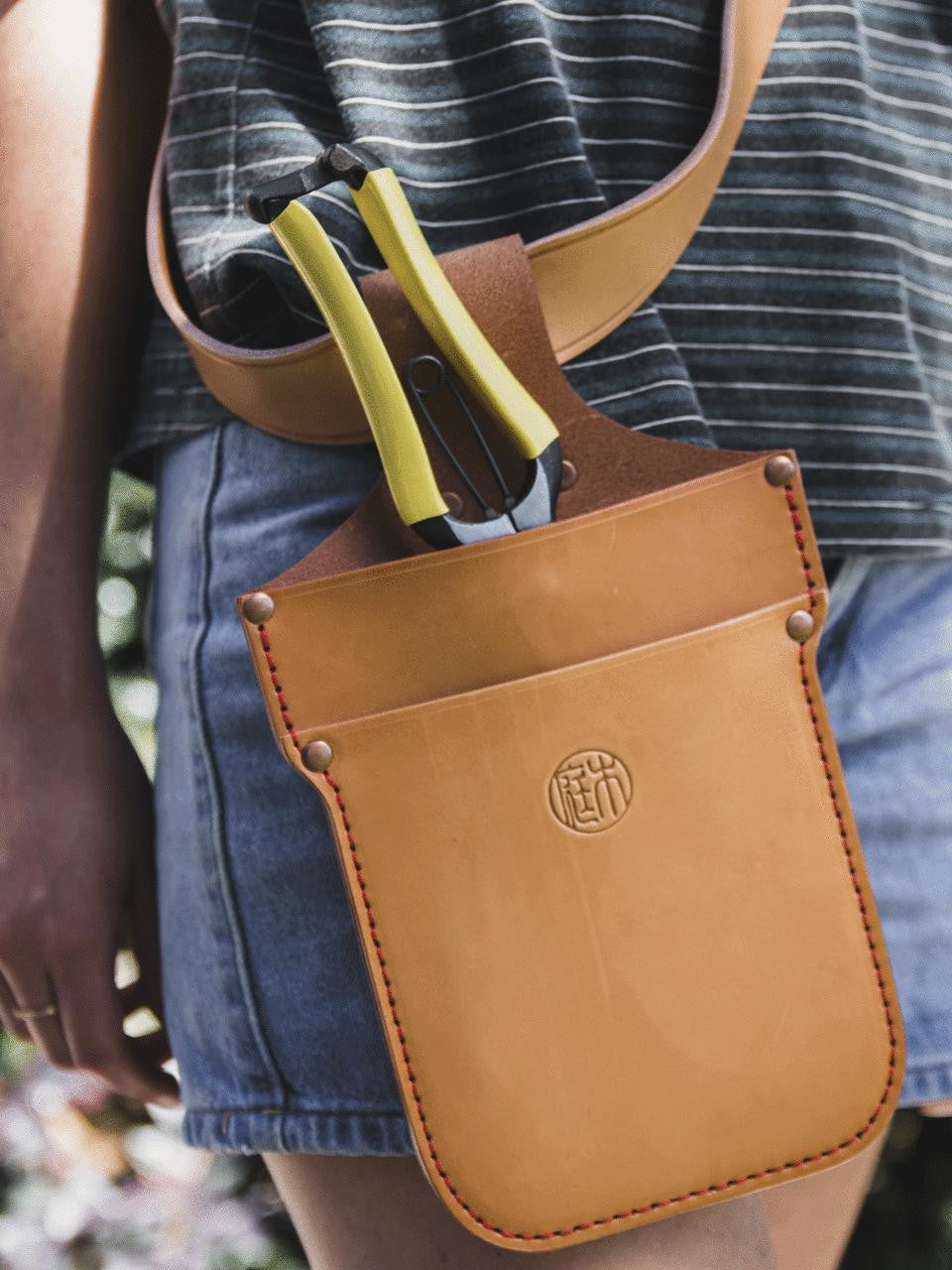 Niwaki Zenbu pouch made of durable fabric with a zipper closure, ideal for organizing small accessories or tools.