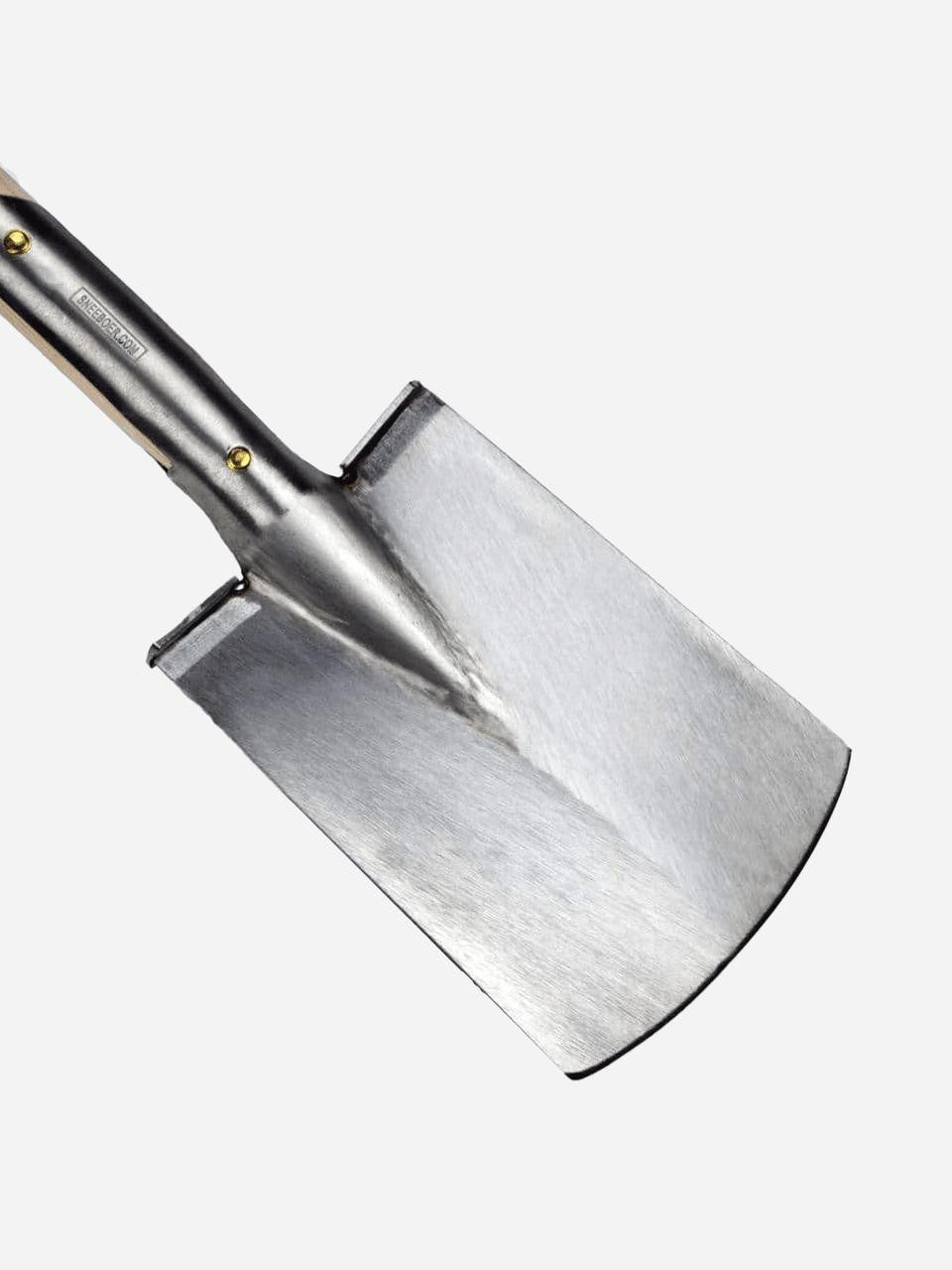 Sneeboer Border Spade T-Handle with sturdy wooden grip and metal blade, designed for precise gardening and edging tasks.