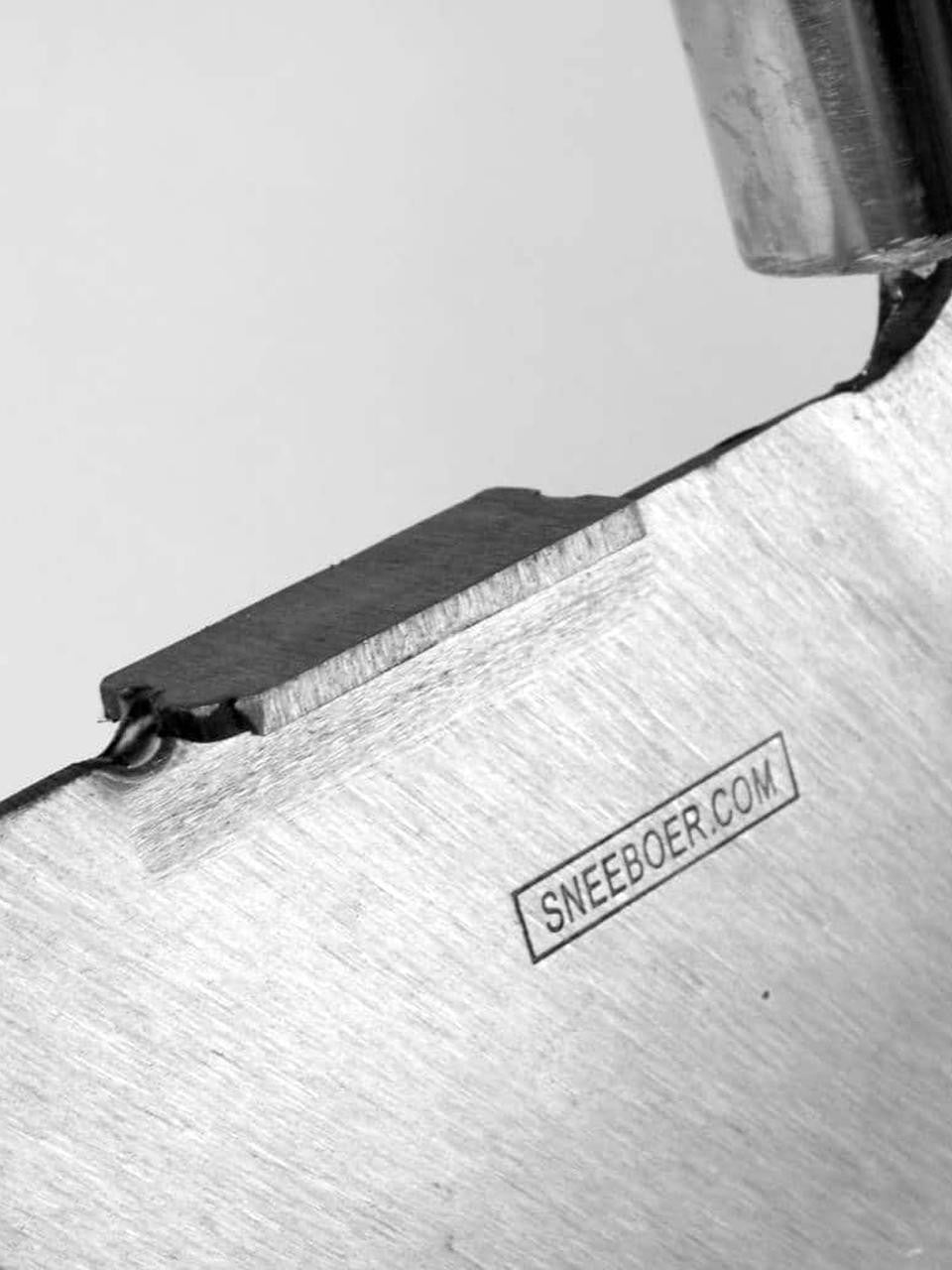 Sneeboer edging knife with stepped design, stainless steel blade and wooden handle for precise gardening edging tasks.