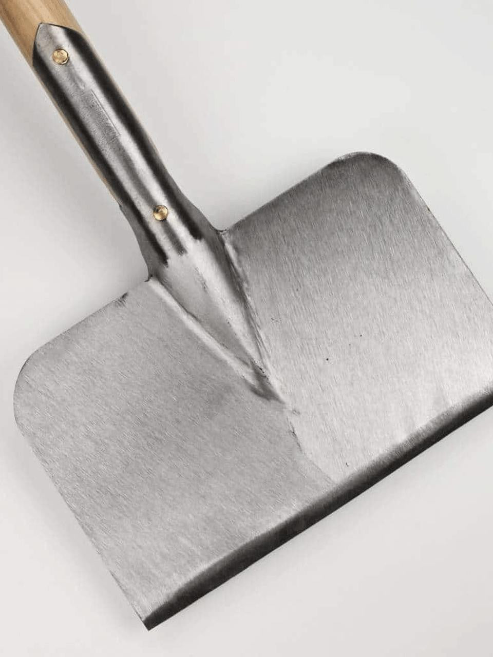 Sneeboer Edging Shovel 90cm for clean, sharp garden edges along lawns, paths, and borders — Bugg