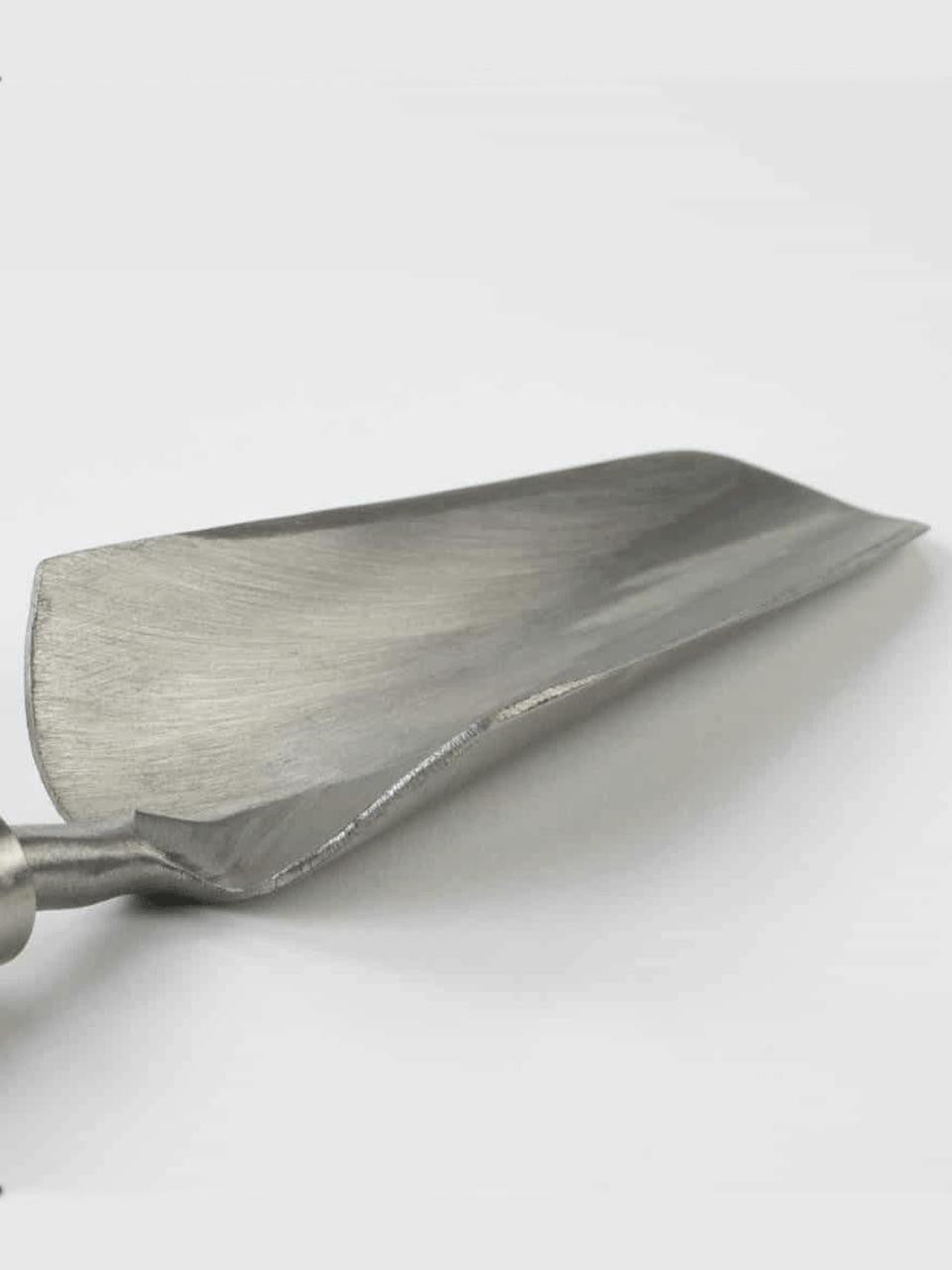 Sneeboer Flowerbed Trowel with wooden handle and stainless steel blade for planting in garden beds — Bugg