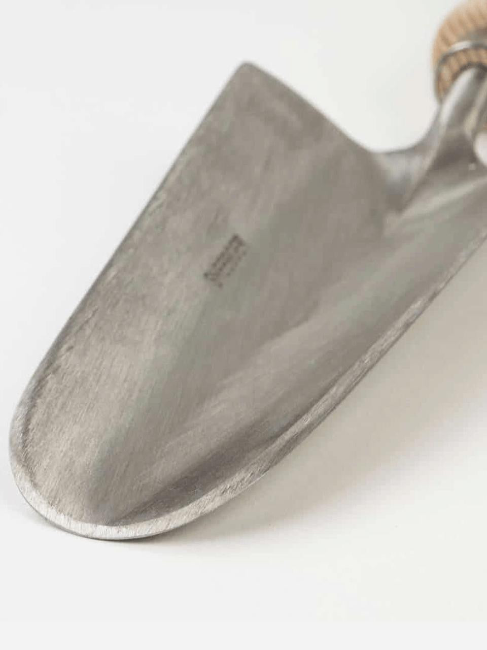 Sneeboer Flowerbed Trowel for precise planting and soil work in flowerbeds and borders — Bugg