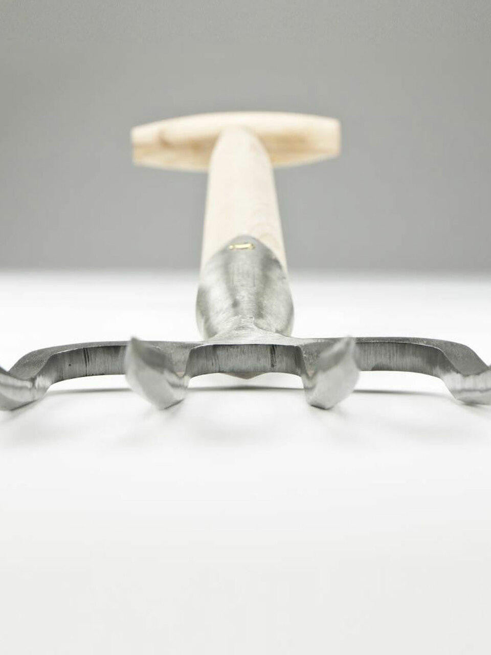 Sneeboer Great Dixter Fork with four tines, hand-forged garden tool made of high-quality stainless steel and wood handle.