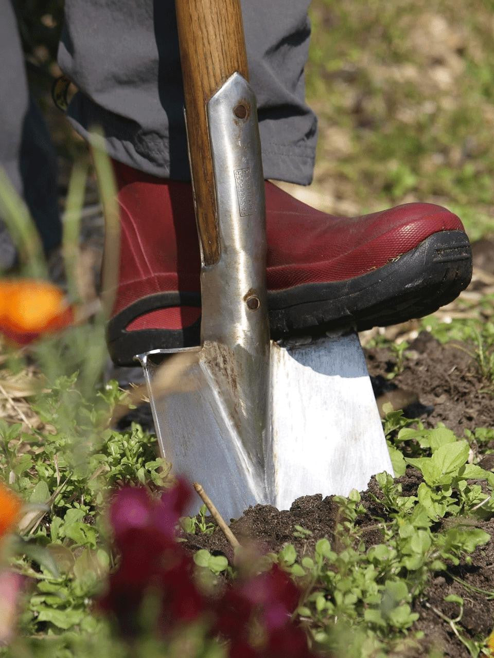 Sneeboer Large Spade with Steps T-Handle, ideal for deep digging and border preparation — Bugg