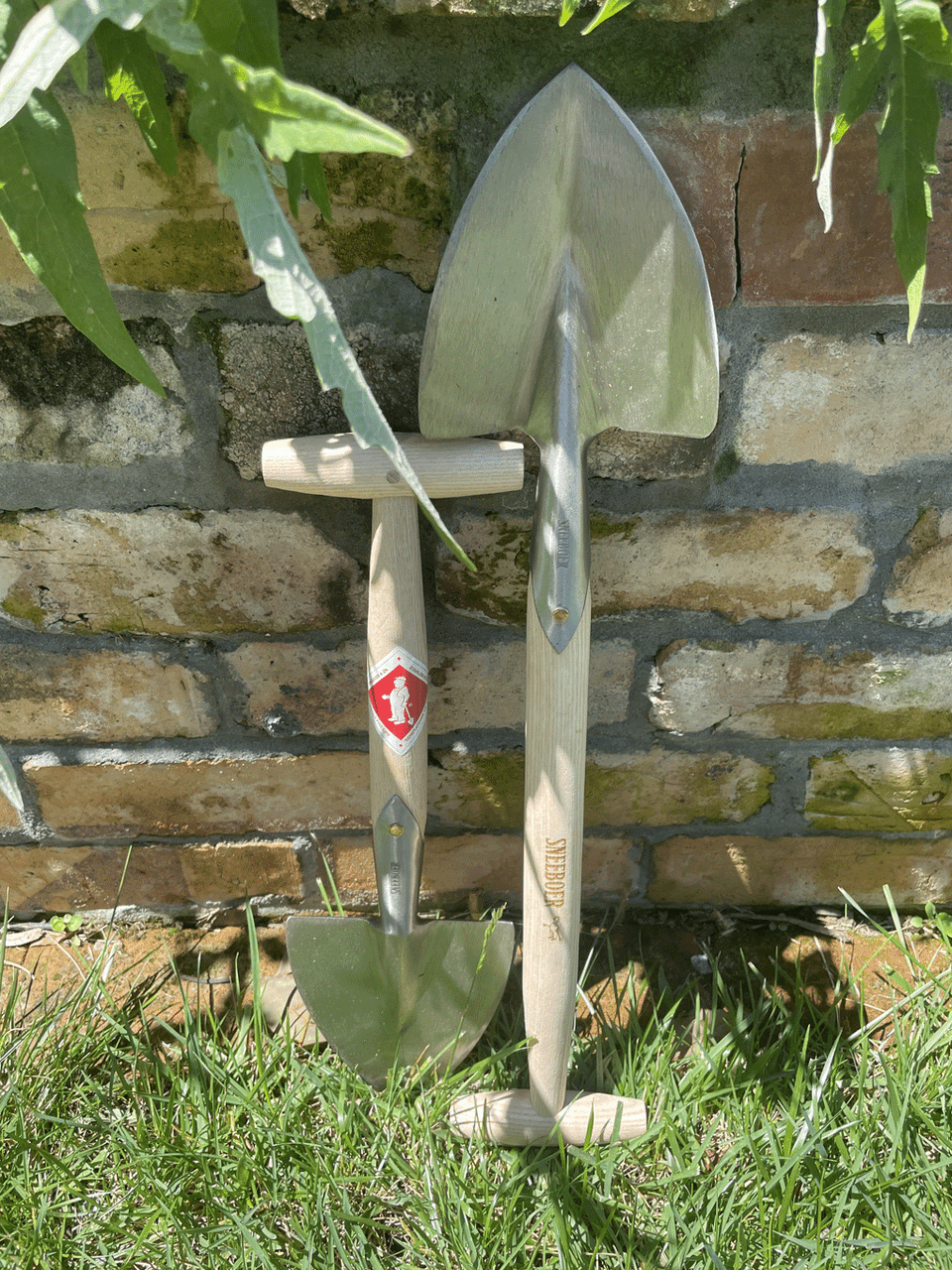 Sneeboer Perennial Spade T-Handle showing stainless steel blade and wooden handle craftsmanship — Bugg