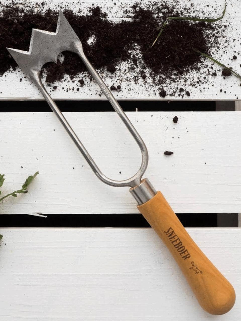 Sneeboer Royal Dutch Hand Hoe showing handle and blade for precision hand hoeing — Bugg