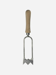 Sneeboer Royal Dutch Hand Hoe for close-up weeding and soil cultivation in garden beds — Bugg