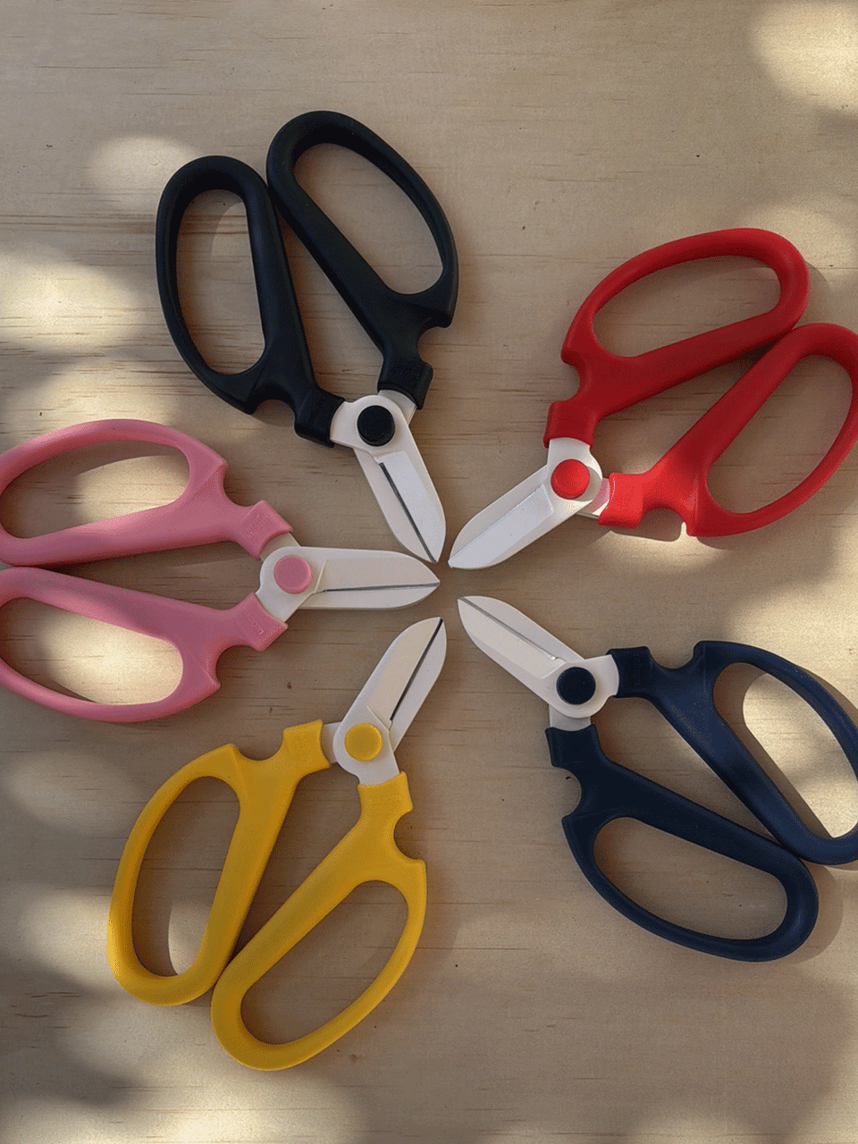 Toyama Hamono Sakagen Flower Scissors, 170mm, blue stainless steel with sharp blades for precise floral cutting.